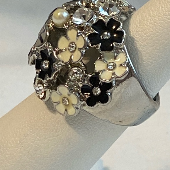 Enamel and rhinestone floral statement Ring in gray, black and cream size 5 - Picture 6 of 13